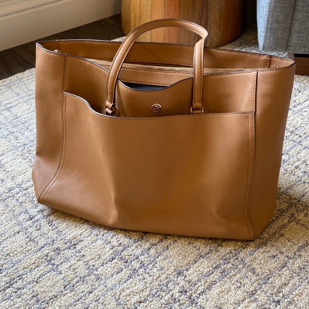 Tory Burch Robinson Tote Bag in Cardamom/Royal Navy